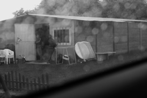 Wieś Czacz słynie z dużej ilości punktów handlowych, oferujących używane meble, elektronikę i wiele innych przedmiotów sprowadzanych głównie z Niemiec. W dni przed dostawą towaru oraz w dni deszczowe, taki jak ten, ruch panuje tutaj niewielki. Wieś wygląda jak wyludniona...