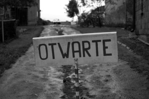 Wieś Czacz słynie z dużej ilości punktów handlowych, oferujących używane meble, elektronikę i wiele innych przedmiotów sprowadzanych głównie z Niemiec. W dni przed dostawą towaru oraz w dni deszczowe, taki jak ten, ruch panuje tutaj niewielki. Wieś wygląda jak wyludniona...