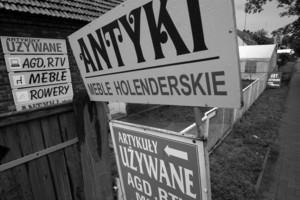 Wieś Czacz słynie z dużej ilości punktów handlowych, oferujących używane meble, elektronikę i wiele innych przedmiotów sprowadzanych głównie z Niemiec. W dni przed dostawą towaru oraz w dni deszczowe, taki jak ten, ruch panuje tutaj niewielki. Wieś wygląda jak wyludniona...