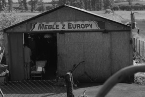 Wieś Czacz słynie z dużej ilości punktów handlowych, oferujących używane meble, elektronikę i wiele innych przedmiotów sprowadzanych głównie z Niemiec. W dni przed dostawą towaru oraz w dni deszczowe, taki jak ten, ruch panuje tutaj niewielki. Wieś wygląda jak wyludniona...