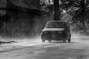 Wieś Czacz słynie z dużej ilości punktów handlowych, oferujących używane meble, elektronikę i wiele innych przedmiotów sprowadzanych głównie z Niemiec. W dni przed dostawą towaru oraz w dni deszczowe, taki jak ten, ruch panuje tutaj niewielki. Wieś wygląda jak wyludniona...