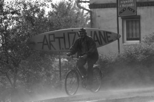 Wieś Czacz słynie z dużej ilości punktów handlowych, oferujących używane meble, elektronikę i wiele innych przedmiotów sprowadzanych głównie z Niemiec. W dni przed dostawą towaru oraz w dni deszczowe, taki jak ten, ruch panuje tutaj niewielki. Wieś wygląda jak wyludniona...