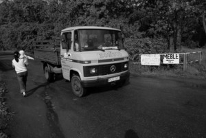 Wieś Czacz słynie z dużej ilości punktów handlowych, oferujących używane meble, elektronikę i wiele innych przedmiotów sprowadzanych głównie z Niemiec. W dni przed dostawą towaru oraz w dni deszczowe, taki jak ten, ruch panuje tutaj niewielki. Wieś wygląda jak wyludniona...