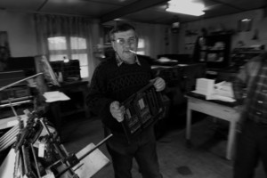 Pracująca według starych zasad śmigielska drukarnia, prawdopodobnie jedna z ostatnich, w  której skład odbywa się w całości ręcznie. Drukarnia balansuje na skraju bankructwa, ponieważ nie wytrzymuje konkurencji nowoczesnych, skomputeryzowanych drukarni.