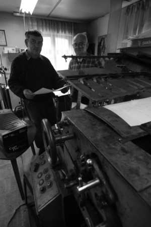 Pracująca według starych zasad śmigielska drukarnia, prawdopodobnie jedna z ostatnich, w  której skład odbywa się w całości ręcznie. Drukarnia balansuje na skraju bankructwa, ponieważ nie wytrzymuje konkurencji nowoczesnych, skomputeryzowanych drukarni.