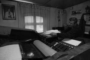 Pracująca według starych zasad śmigielska drukarnia, prawdopodobnie jedna z ostatnich, w  której skład odbywa się w całości ręcznie. Drukarnia balansuje na skraju bankructwa, ponieważ nie wytrzymuje konkurencji nowoczesnych, skomputeryzowanych drukarni.