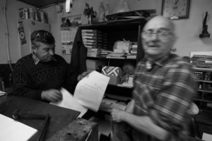 Pracująca według starych zasad śmigielska drukarnia, prawdopodobnie jedna z ostatnich, w  której skład odbywa się w całości ręcznie. Drukarnia balansuje na skraju bankructwa, ponieważ nie wytrzymuje konkurencji nowoczesnych, skomputeryzowanych drukarni.