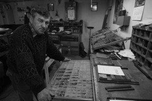 Pracująca według starych zasad śmigielska drukarnia, prawdopodobnie jedna z ostatnich, w  której skład odbywa się w całości ręcznie. Drukarnia balansuje na skraju bankructwa, ponieważ nie wytrzymuje konkurencji nowoczesnych, skomputeryzowanych drukarni.Pracująca według starych zasad śmigielska drukarnia, prawdopodobnie jedna z ostatnich, w  której skład odbywa się w całości ręcznie. Drukarnia balansuje na skraju bankructwa, ponieważ nie wytrzymuje konkurencji nowoczesnych, skomputeryzowanych drukarni.