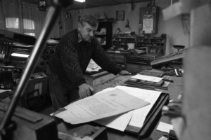 Pracująca według starych zasad śmigielska drukarnia, prawdopodobnie jedna z ostatnich, w  której skład odbywa się w całości ręcznie. Drukarnia balansuje na skraju bankructwa, ponieważ nie wytrzymuje konkurencji nowoczesnych, skomputeryzowanych drukarni.