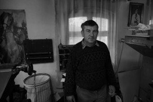 Pracująca według starych zasad śmigielska drukarnia, prawdopodobnie jedna z ostatnich, w  której skład odbywa się w całości ręcznie. Drukarnia balansuje na skraju bankructwa, ponieważ nie wytrzymuje konkurencji nowoczesnych, skomputeryzowanych drukarni.