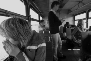 Największa grupą pasażerów są uczniowie dojeżdżający do szkół. Bilety sprawdza dobra dusza kolejki, człowiek od wszelakich spraw wąskotorowych – Lidka Kreuschner. 