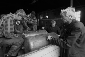 O stan techniczny śmigielskiej wąskotorówki dbają Jan Duszyński, Jan Kiciński, Lech Roszkowiak i szef kolejki Wit Kreuschner. Procownicy ,,dojazówki’’ czyszczą zbiorniki powietrza, tuż przed inspekcją, której podlegają co 5 lat 