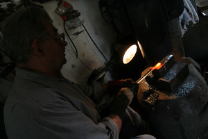 Kazimierz Kiciński ze Śmigla jest kowalem od pięćdziesięciu lat. Właśnie wyrabia noże do wykopywania, szparagów. Noże wysyłane są do Niemiec. Prawdopodobnie będzie tu ostatnim kowalem, ponieważ nikt nie chce przejąć po nim zakładu. 