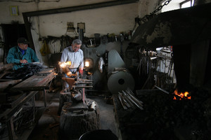 Kazimierz Kiciński ze Śmigla jest kowalem od pięćdziesięciu lat. Właśnie wyrabia noże do wykopywania, szparagów. Noże wysyłane są do Niemiec. Prawdopodobnie będzie tu ostatnim kowalem, ponieważ nikt nie chce przejąć po nim zakładu. 