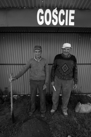 Stare Bojanowo. Tadeusz Oleniczak i Tadeusz Dorynek przed sobotnimi, opóźnionymi obchodami Dnia Dziecka, przygotowują stadion na przyjęcie gości. Naprawiają nawierzchnię, remontują ławki. - Pracy wiele, a robić nie ma komu - mówią.