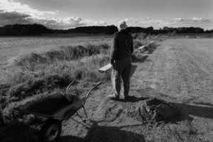 Stare Bojanowo. Tadeusz Oleniczak i Tadeusz Dorynek przed sobotnimi, opóźnionymi obchodami Dnia Dziecka, przygotowują stadion na przyjęcie gości. Naprawiają nawierzchnię, remontują ławki. - Pracy wiele, a robić nie ma komu - mówią.