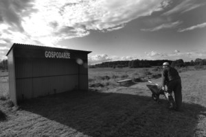 Stare Bojanowo. Tadeusz Oleniczak i Tadeusz Dorynek przed sobotnimi, opóźnionymi obchodami Dnia Dziecka, przygotowują stadion na przyjęcie gości. Naprawiają nawierzchnię, remontują ławki. - Pracy wiele, a robić nie ma komu - mówią.