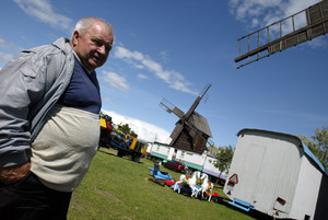 Józef Pelec mieszka w Śmiglu od kilkudziesięciu lat. Na emeryturze ma sporo czasu. Dziś przyszedł zobaczyć, co słychać pod wiatrakami, gdzie bazowały podczas Dni Śmigla karuzele.