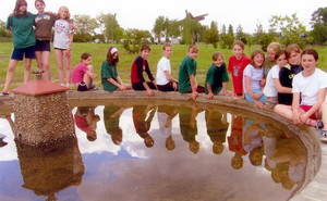 Fot. Andrzej Weber. Klasa 1a dziewcząt z Gimnazjum w Śmiglu na lekcji wychowania fizycznego. Zdjęcie wykonane w Śmiglu przy wiatrakach 