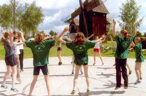 Fot. Andrzej Weber. Klasa 1a dziewcząt z Gimnazjum w Śmiglu na lekcji wychowania fizycznego. Zdjęcie wykonane w Śmiglu przy wiatrakach 