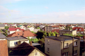 Fot. Maria Walkowiak. Zdjęcie przedstawia widok z okna na III piętrze na osiedlu Piastowskim na stronę zachodnią.