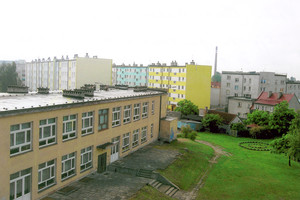 Fot. Maria Walkowiak. Zdjęcie przedstawia widok z okna na III piętrze na osiedlu Piastowskim na stronę wschodnią.