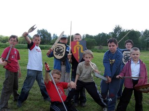 Fot. Konrad Grześkowiak. Chłopcy z klasy 3b SP Czempiń na wycieczce Szlakiem Piastowskim. Tu prezentują broń zakupioną w Biskupinie.