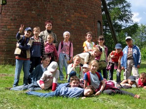 Fot. Konrad Grześkowiak. Uczniowie klasy 3b SP Czempiń z wychowawczynią, mgr Kamilą Maćkowiak podczas zwiedzania Skansenu Etnograficznego w Dziekanowicach (tu obok wiatraka holenderskiego).