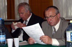 Fot. Józef Świątkiewicz. Radni Zygmunt Cichocki i Grzegorz Ratajczak. Zdjęcie wykonałem na XXXVII sesji Rady Powiatu Kościańskiego w sali SP ZOZ (szpital).