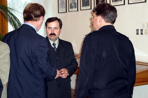 Fot. Józef Świątkiewicz. Zdjęcie przedstawia rozmawiających: starostę Andrzeja Jęcza, komendanta powiatowego policji Henryka Kasińskiego i komendanta powiatowego Państwowej Straży Pożarnej Jarosława Tomaszewskiego.  Zdjęcie wykonałem na XXXVII sesji Rady Powiatu Kościańskiego w sali SP ZOZ (szpital).