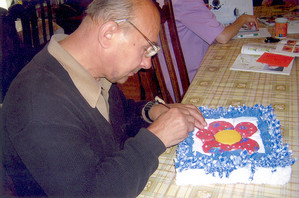 Fot. Jadwiga Pludra. Zdjęcie przedstawia jednego z mieszkańców Domu Pomocy Społecznej w Jarogniewicach podczas zajęć z ergonoterepii. 