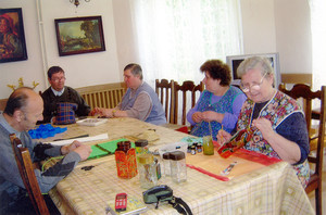 Fot. Celestyn Narożny. Zdjęcie przedstawia mieszkańców Domu Pomocy Społecznej w Jarogniewicach podczas zajęć z ergonoterepii.