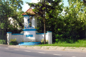 Fot. Kazimiera Czaińska. Zdjęcie przedstawia kapliczkę, która stoi w Jarogniewicach, przy drodze Poznań-Wrocław naprzeciwko Domu Pomocy Społecznej.