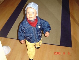 Fot. Adam M. Nowak. Zdjęcie przedstawia mojego 14-miesięcznego wnuka Alanka Szmatułę wracającego ze spaceru. Wykonałem je w mieszkaniu jego dziadków, w Kościanie na os. Konstytucji 3 Maja.