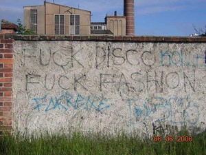 Fot. Ewa Dudzińska. Tekst mówi sam za siebie. Napis widnieje na murze byłej cukrowi w od strony nastawni PKP Kościan.