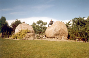 Fot. Jakub Kasprzak. Zdjęcie przedstawia mojego brata Filipa na ogromnym kamieniu w naszym przydomowym ogrodzie w Jerce. 
