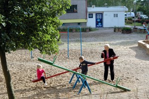Fot. Anna Dominiczak. Dzieci bawiące się na placu zabaw przy osiedlu Konstytucji 3 Maja. 