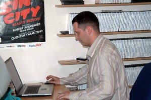 Fot. Anna Dominiczak. Właściciel wypożyczalni Video-DVD na ulicy Żwirki i Wigury podczas pracy. 