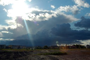 Fot. Filip Bączkiewicz. Niebo nad osiedlem Jagiellońskim. 