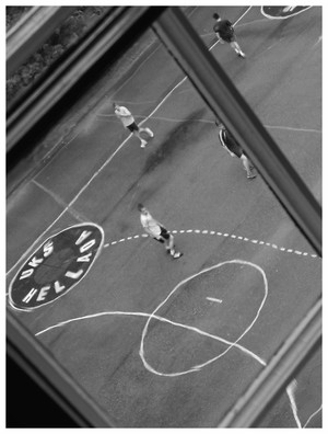 Fot. Krzysztof Bajsztok. Zdjęcie przedstawia uczniów I LO im. Oskara Kolberga w Kościanie, podczas zajęć lekcyjnych wychowania fizycznego