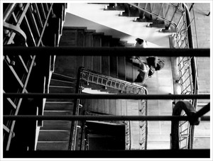 Fot. Krzysztof Bajsztok. Zdjęcie przedstawia uczniów I LO im. Oskara Kolberga w Kościanie, podczas przerwy między lekcjami.