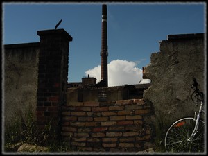Fot. Krzysztof Bajsztok. Zdjęcie przedstawia pozostałości po cukrowni w Kościanie przy ulicy Nacławskiej, wykonane podczas przejażdżki rowerowej  około godziny 16:00.