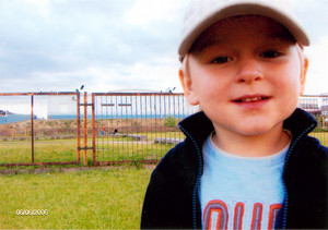 Fot. Anna Stamm. Zdjęcie przedstawia mojego syna Szymona (3 lata). Zostało zrobione na terenie posesji przy ul. Nacławskiej, w tle widać obiekt pływali w Kościanie.