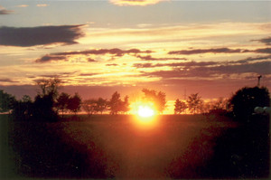 Fot. Maciej Nadobnik. Zachód słońca nad Kościanem. Zdjęcie wykonałem podczas wieczornego spaceru na wysokości nieczynnej trasy kolejowej z Kościana do Grodziska Wielkopolskiego. 