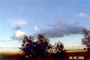 Fot. Andrzej Karpiuk. Zdjęcie wykonane podczas wieczornego spaceru. Widok na osiedle Konstytucji 3 Maja z ulicy Czempińskiej w Kościanie.