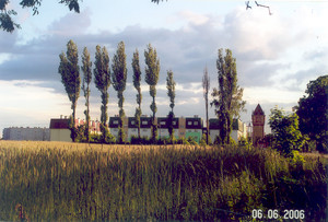 Fot. Andrzej Karpiuk. Właśnie na niebie pojawił się księżyc, a chmury przysłoniły zachodzące słońce. Widok z ulicy Czempińskiej w Kościanie.