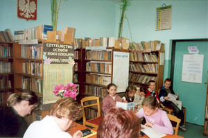 Fot. Barbara Kacprzak. Zespół Szkół nr 2 w Kościanie. Trwa trzeci Szkolny Konkurs Pięknego Czytania. Konkurs przygotowały nauczycielki Barbara Kacprzak i Beata Domagała. Na zdjęciu: czyta Dominika Owczarczak (Ib), na udział w konkursie czekają (od lewej): Anna Kacprzak (Ia), Marika Nowaczyk (Ib), Michał Pospieszny (Ib), Nikodem Dworczak (Ia), Dawid Piotrkowski (Ia).