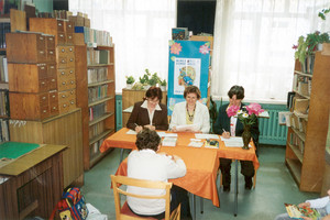 Fot. Barbara Kacprzak. Zespół Szkół nr 2 w Kościanie. Trwa trzeci Szkolny Konkurs Pięknego Czytania. Czytania Macieja Frąckowiaka (IIa) słucha komisja w składzie: Beata Domagała, Ewa Płociniak-Sowa, Barbara Kacprzak.