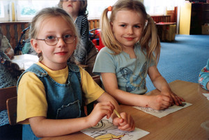 Fot. Emilia Chrzanowska. Zdjęcie przedstawia 2,5 letnią Alicję Chrzanowską (pierwsza z lewej), córkę mojego brata, która koloruje obrazek konturowy. Obok jej koleżanka z grupy Kotków. Zdjęcie wykonałam 06.06.06. r. o godz. 11.20 w sali ,,Kotków’’ Samorządowego Przedszkola nr 2 w Kościanie