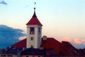 Fot. Tomasz Boguś. Wieża kościańskiego ratusza. Widok z dachu domu przy ul. Strzeleckiej 13.